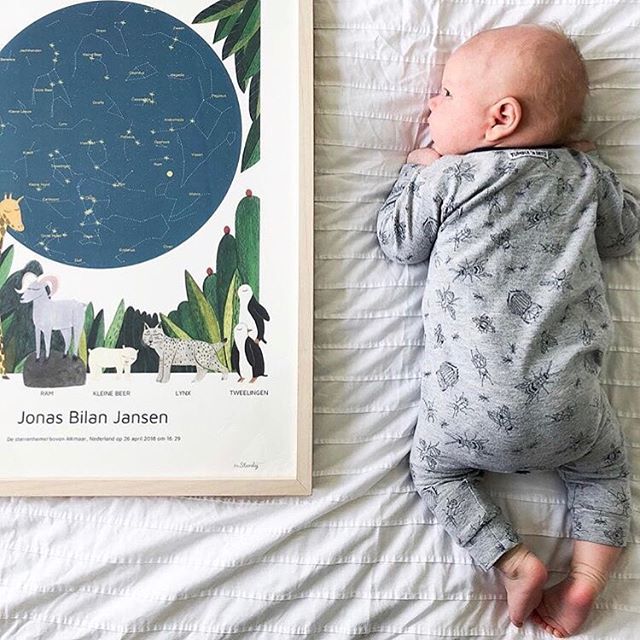 MrStarsky x Studio Marta Abad blay sterrenhemel poster met een liggende baby