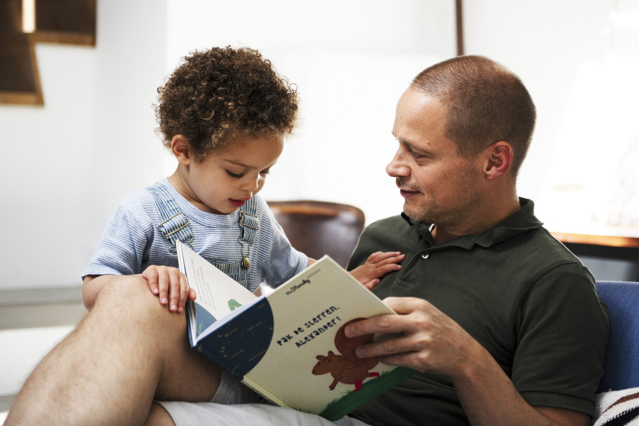 Vader en zoon lezen uit MrStarsky Pak de sterren voorleesboek