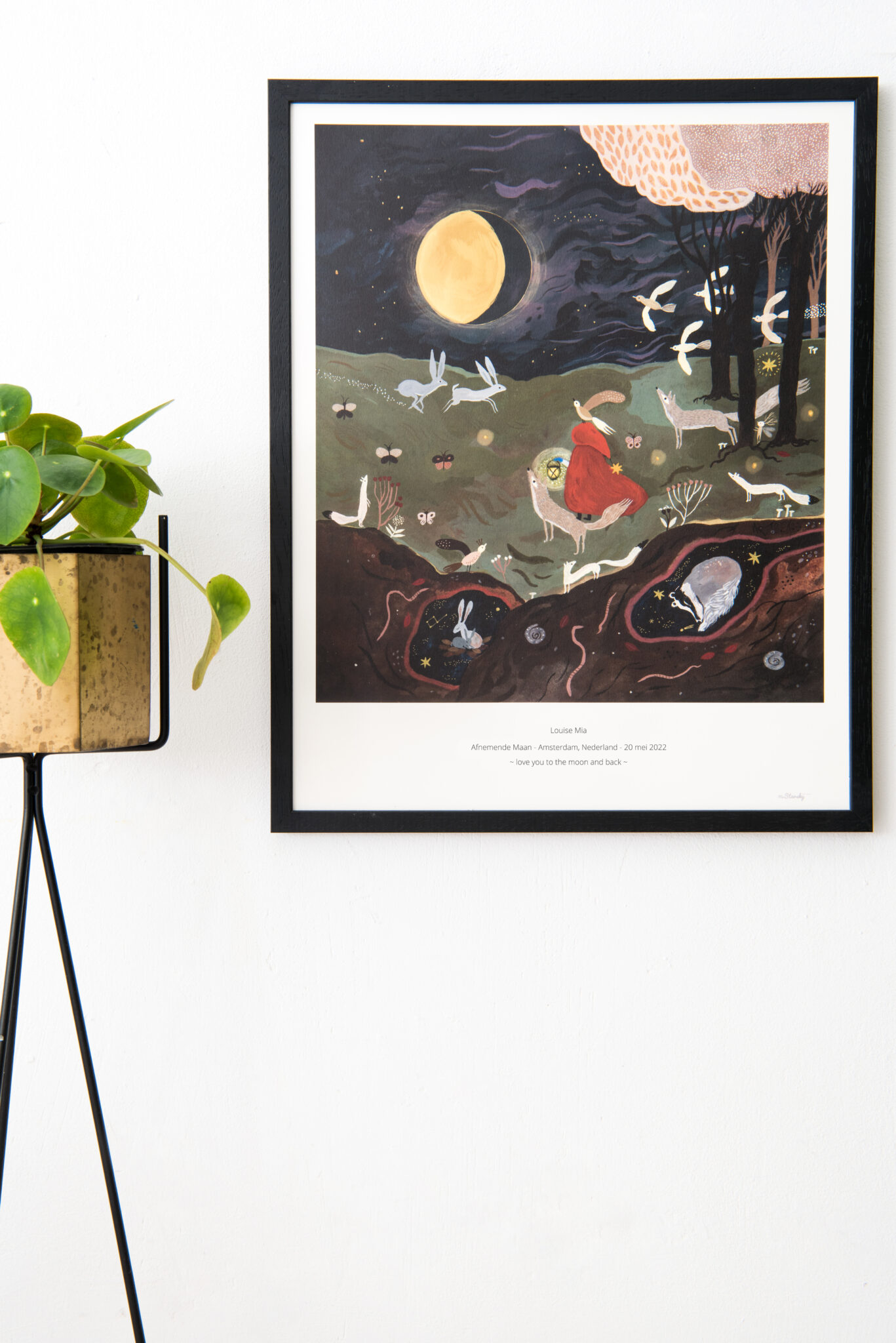 maanposter MrStarsky x Tijana Lukovic aan de muur met plant